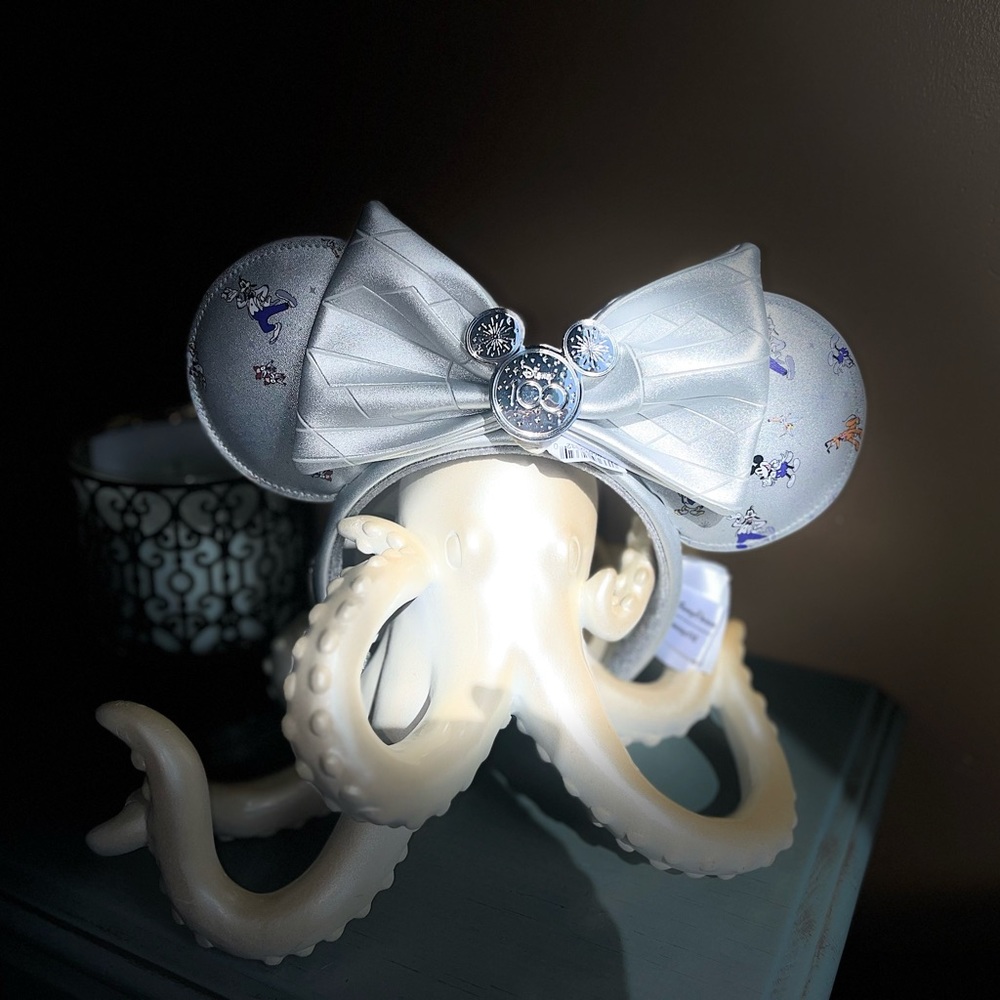 Description
NEW! DISNEY PARKS 100th
ANNIVERSARY MICKEY LOUNGEFLY
MOUSE EARS